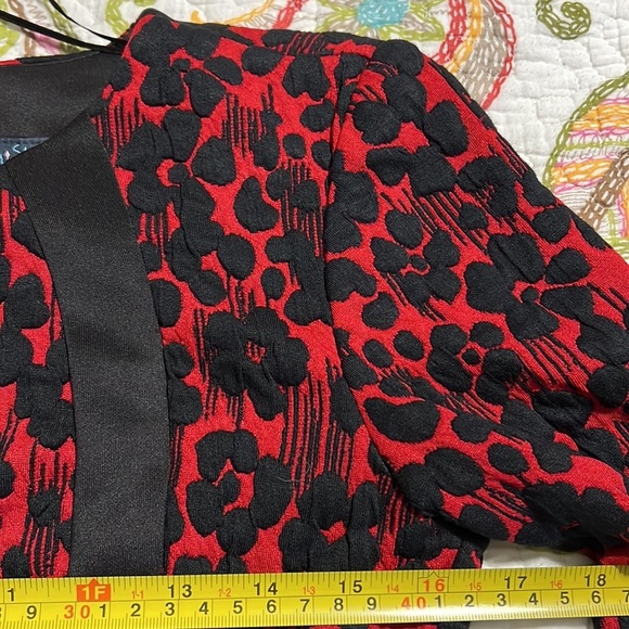 Gabby Skye size 6 dress red and black zipper close back 3/4 sleeves fit & flare - Picture 5 of 13